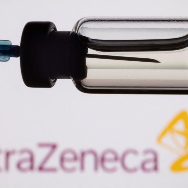 Eine Nadel in einem Impf-Gläschen von AstraZeneca.