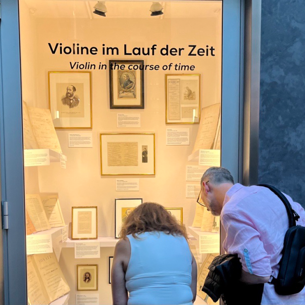 Virtuose Saiten: Neue Ausstellung im Haus der Musik