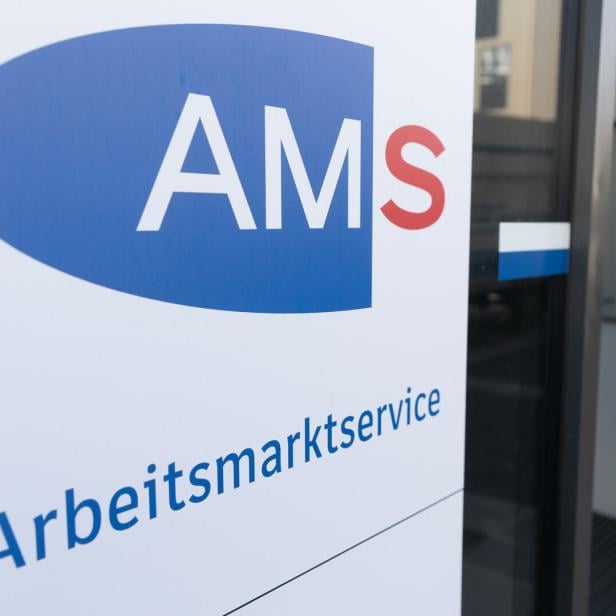 Das Logo des Arbeitsmarktservice (AMS) an einer Eingangstür.