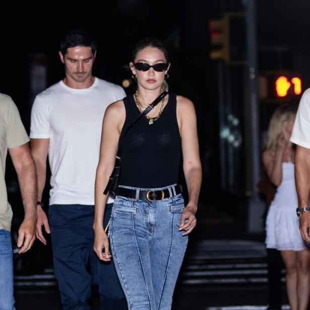 Gigi Hadid geht nachts auf der Straße.