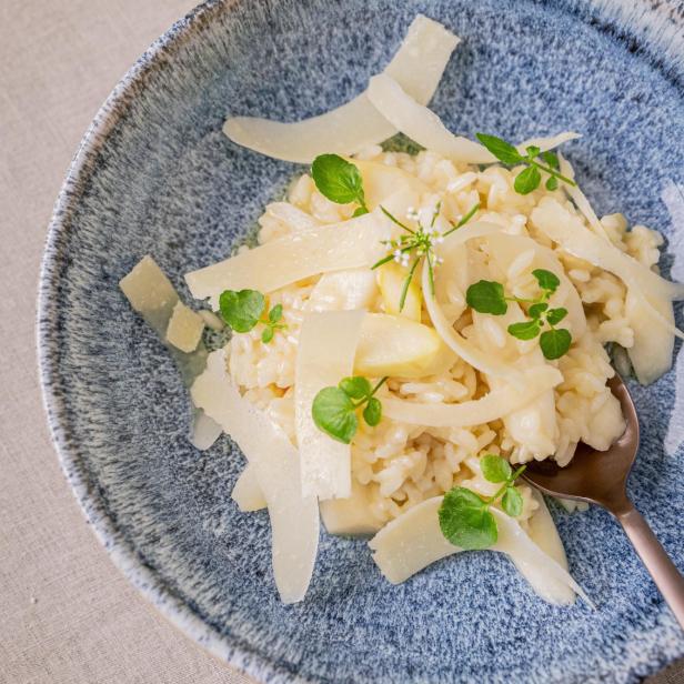 Risotto mit weißem Spargel und Brunnenkresse.