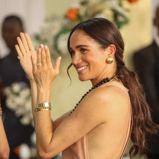 Meghan Markle klatscht lächelnd in die Hände.