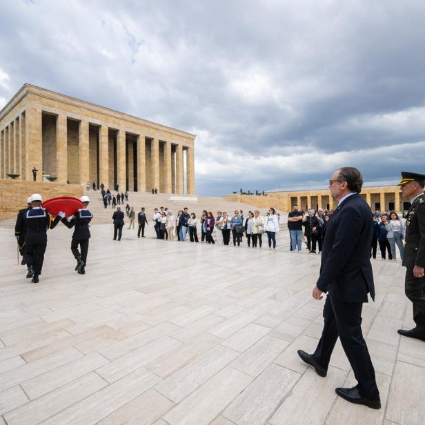 Außenminister Schallenberg auf dem Weg zum Atatürk-Museum