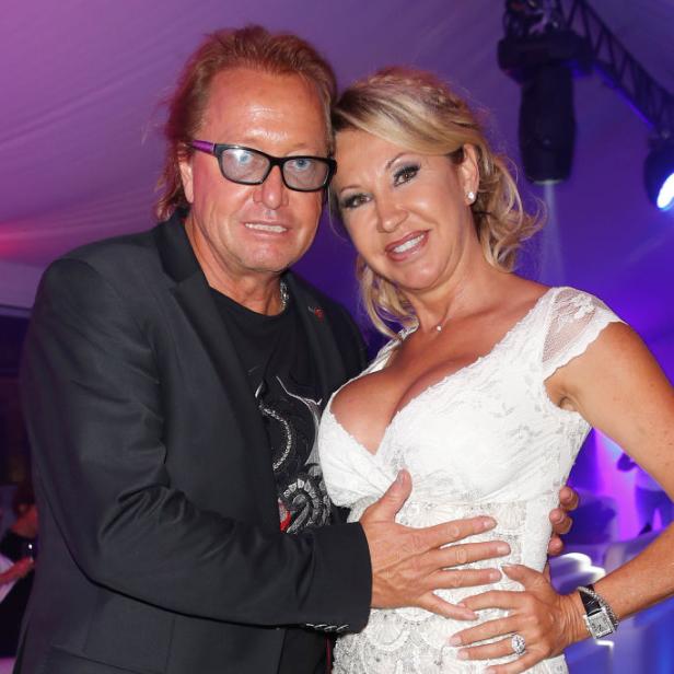 Robert und Carmen Geiss posieren für ein Foto.