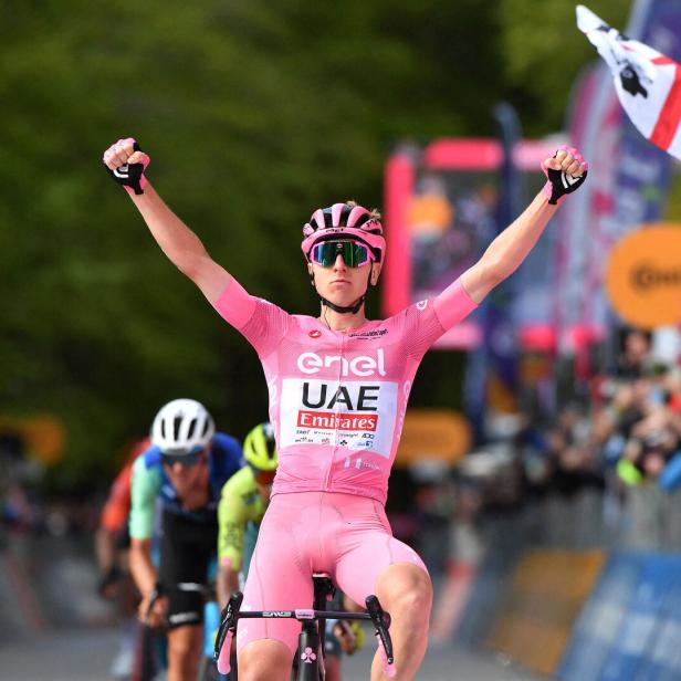 Tadej Pogacar jubelt über einen Etappensieg beim Giro d'Italia