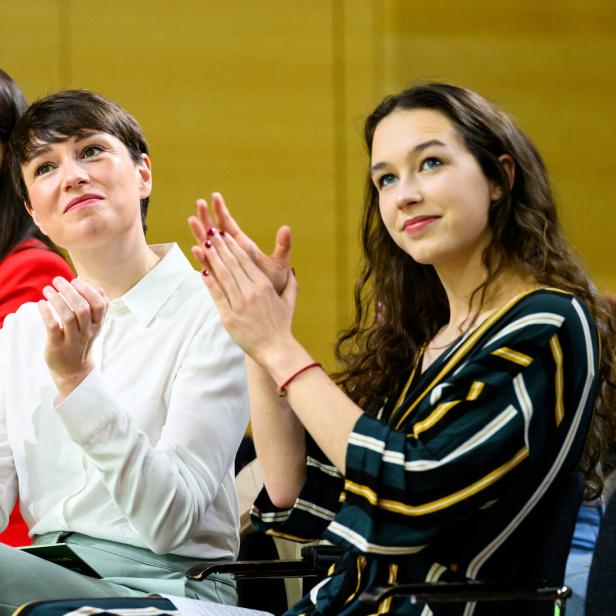 Grünes Zittern vor Wahl-Debakel - und eine Klubchefin, die Schilling die Mauer macht