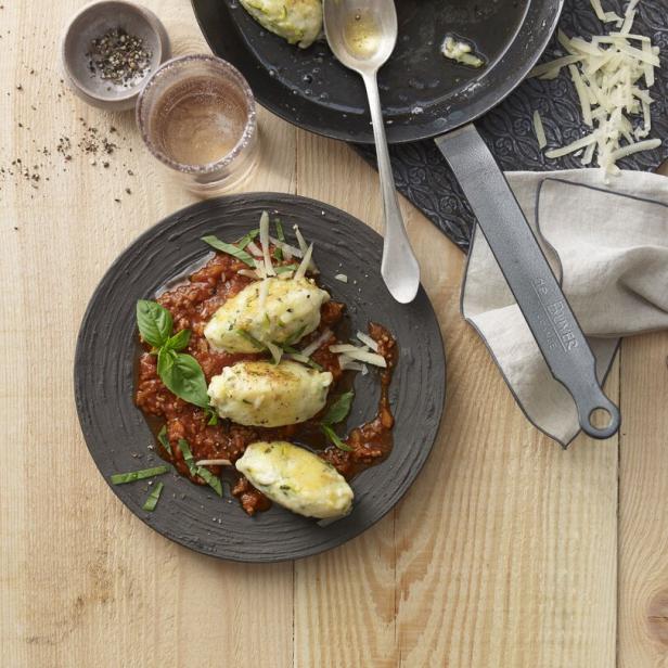 Zucchini-Topfennockerl mit Sauce.