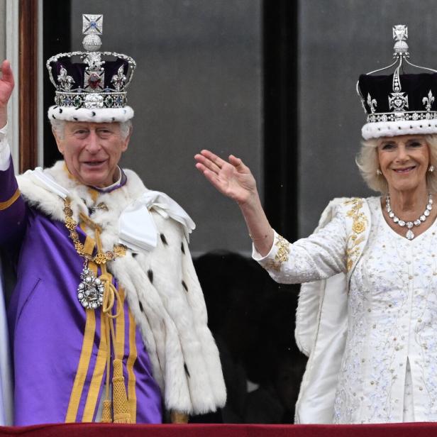 König Charles III. und Königin Camilla winken vom Balkon des Buckingham Palace.