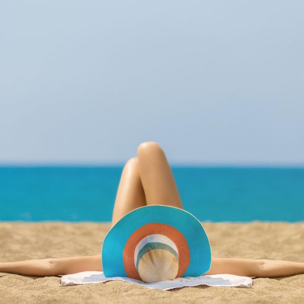 Junge Frau entspannt am Strand.
