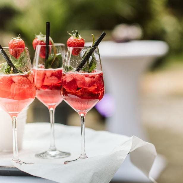 Drei Gläser mit Erdbeer-Cocktails stehen auf einem Tablett.