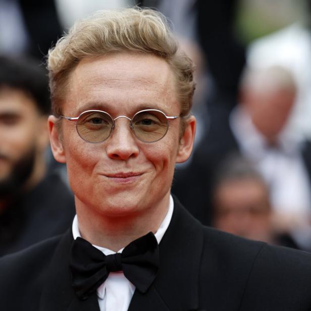 Nahaufnahme von Schauspieler Niels Schneider mit Fliege und runder Brille.