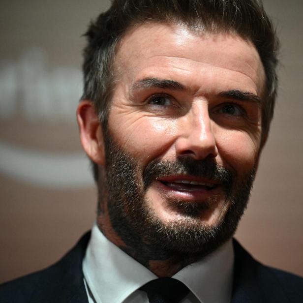 Ein Porträt von David Beckham in einem dunklen Anzug.