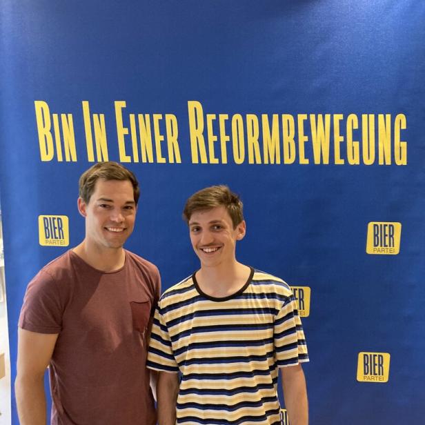 Die Kandidaten der Bier Partei Thomas Schuster und Stefan Obkircher