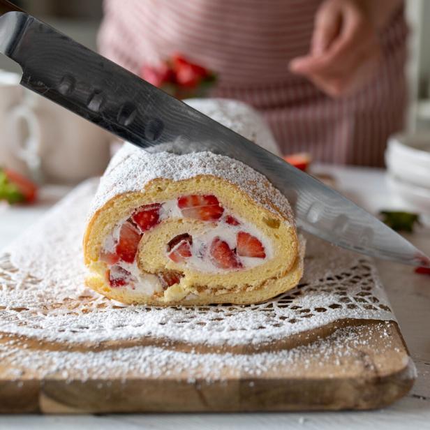 Erdbeerroulade wird angeschnitten