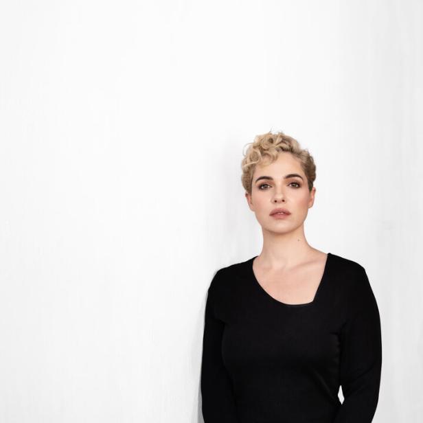 Porträt von Verena Altenberger vor einer weißen Wand.