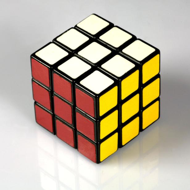 Ein Rubik's Cube mit roten, gelben und weißen Flächen.