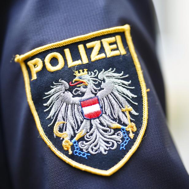 Polizeiemblem auf Uniform