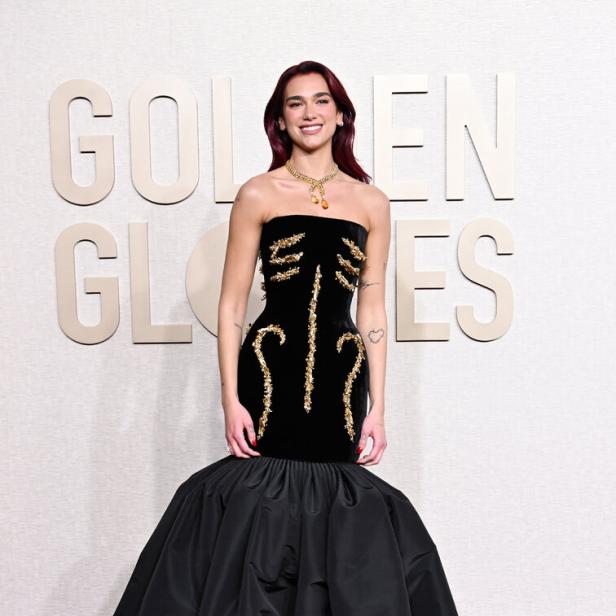 Dua Lipa posiert bei den Golden Globes.
