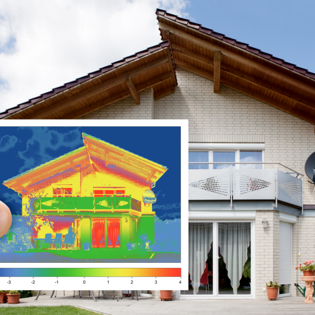 Außenseite eines Hauses, eine Hand hält eine Infrarot-Aufnahme des Hauses ins Bild