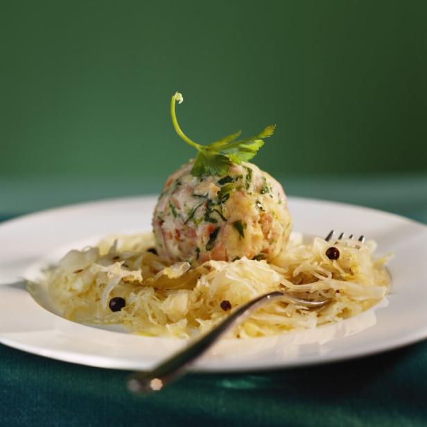 Tiroler Knödel mit Sauerkraut.