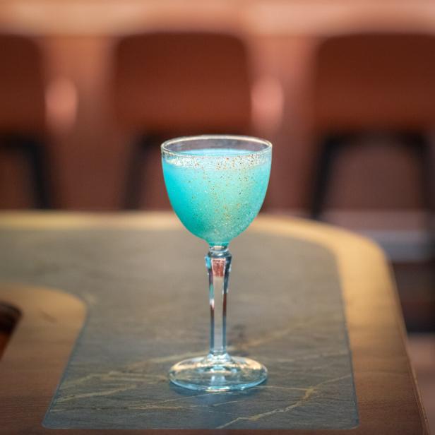 Cocktail aus der American-Latin-Bar Cinco: „Aquamarin Margarita“.