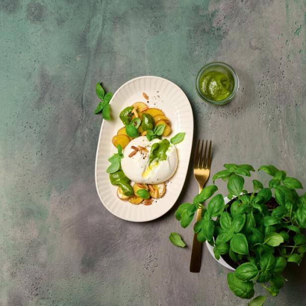 Burrata mit Erdäpfeln und feinem Pesto.