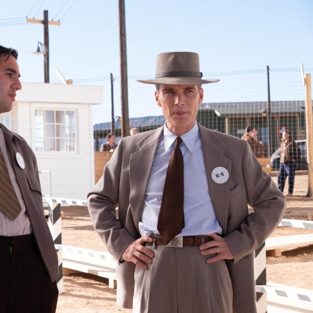 Cillian Murphy und ein weiterer Schauspieler am Set von „Oppenheimer“.