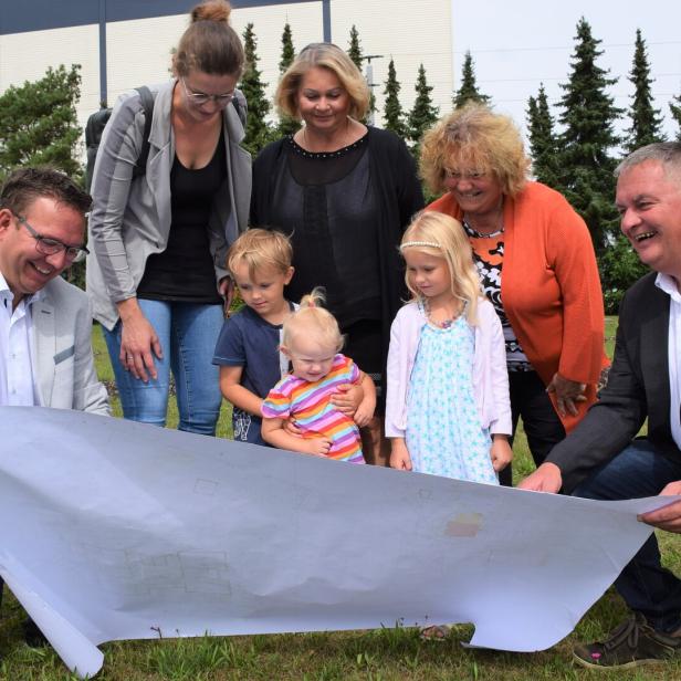 Im Vorjahr gaben Ortsvorsteher Anton Geister (re.) und Bürgermeister Christain Haberhauer (li.) erfreut den Grundkauf für den Großkindergarten in Hausmening bekannt