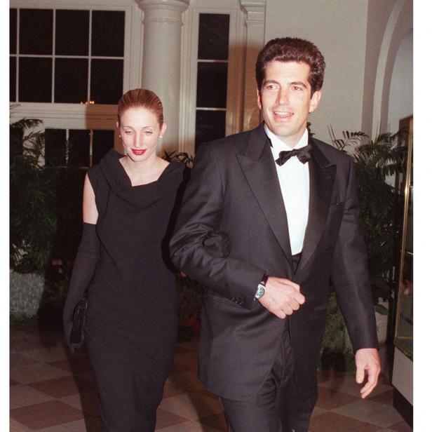 John F. Kennedy Jr. und Carolyn Bessette-Kennedy bei einer Veranstaltung.