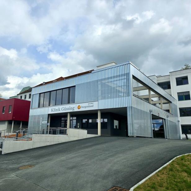 Die Klinik Güssing im Burgenland präsentiert sich mit moderner Architektur und einem hellen Fassadenbereich.