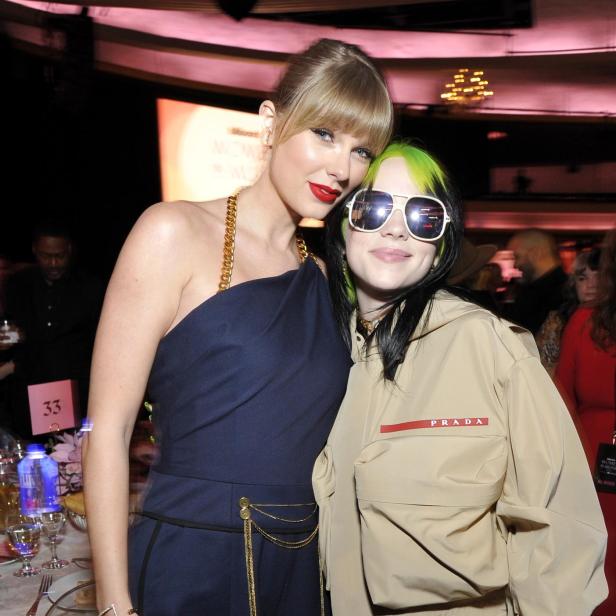 Taylor Swift und Billie Eilish posieren zusammen bei einer Veranstaltung.