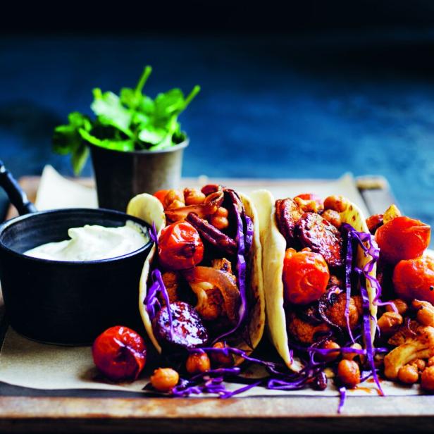 Tacos gefüllt mit Gemüse und Kichererbsen nach einem Rezept von Donna Hay.