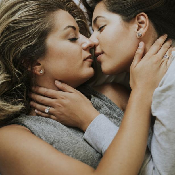 Zwei Frauen, die sich küssen.