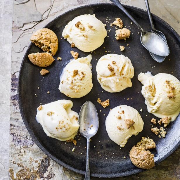 Amaretto-Milcheis.