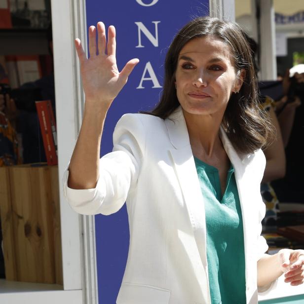 Königin Letizia von Spanien winkt in die Menge.