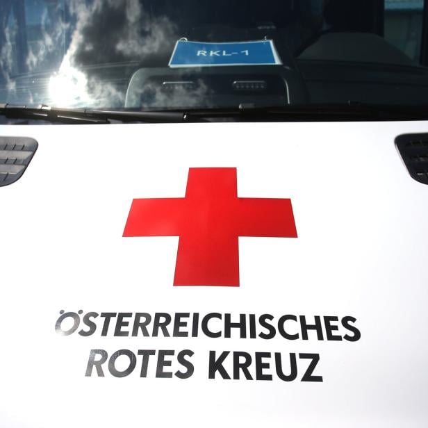 Die Motorhaube eines Einsatzfahrzeugs des Österreichischen Roten Kreuzes.