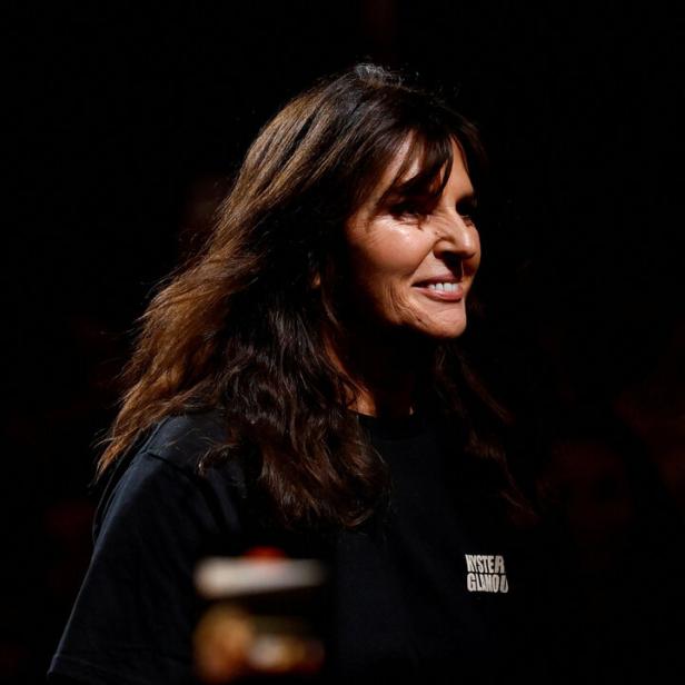 Virginie Viard lächelt im Halbdunkel.
