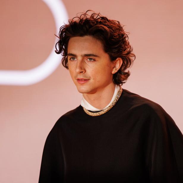 Timothée Hal Chalamet mit schillernder Halskette.