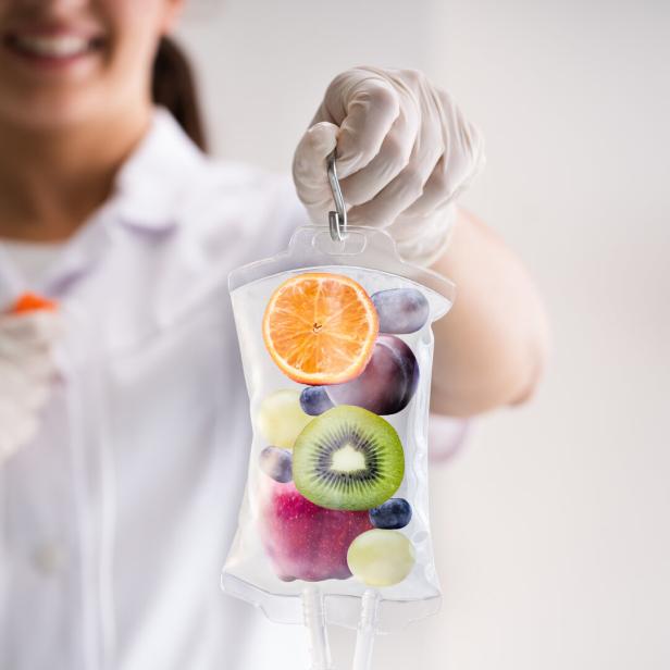 Eine medizinische Fachkraft hält einen Infusionsbeutel gefüllt mit verschiedenen Früchten.