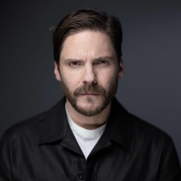Daniel Brühl spielt Karl Lagerfeld.