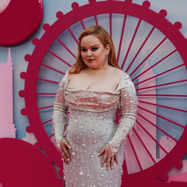 Nicola Coughlan posiert vor einem London-Dekor.