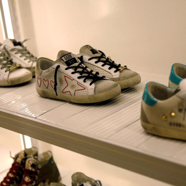 Schmutzige Sneaker der Marke Golden Goose.