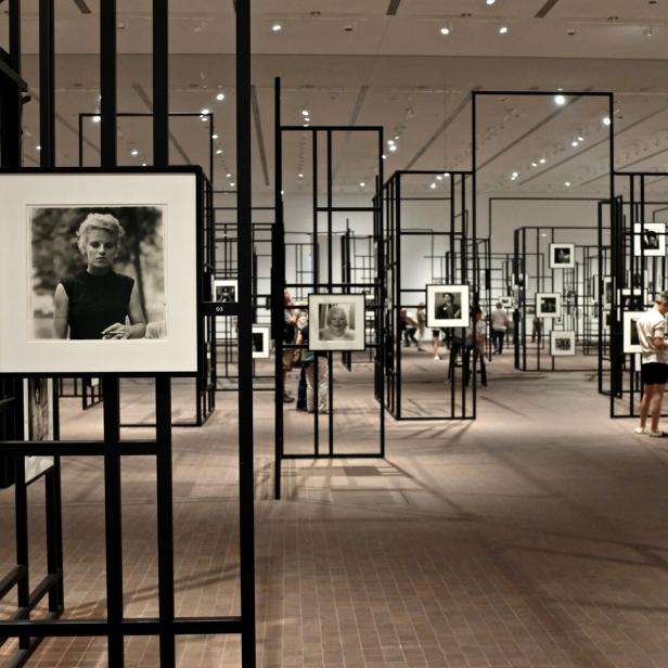 Besucher betrachten Schwarz-Weiß-Fotografien auf dem Fotofestival in Arles.