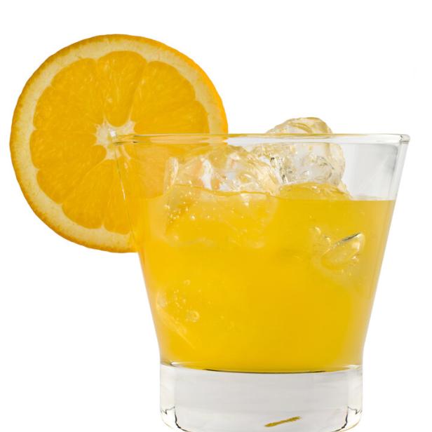 Ein Glas Orangensaft mit Eis und einer Orangenscheibe als Dekoration.