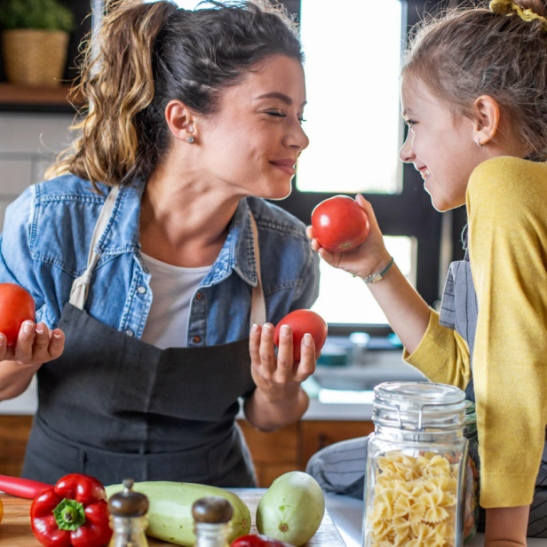 Daheim und in der Schule: Die Auseinandersetzung mit gesunder Ernährung fängt idealerweise schon im Kindesalter an.