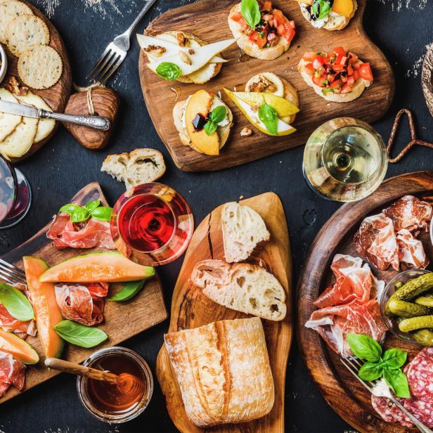 italienische Antipasti passt perfekt zu einem guten Glas Wein.