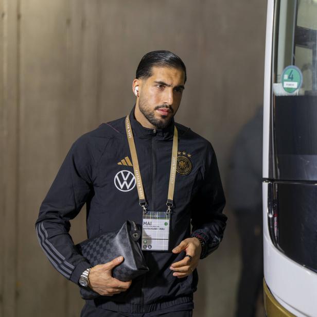Emre Can mit stylischer Handtasche.