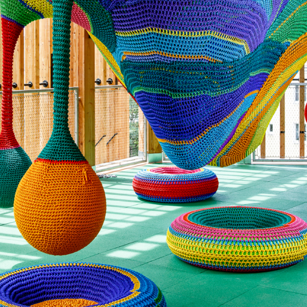 Interaktive textile Installation „Toshis Gabe おくリもの“(2024) von Toshiko Horiuchi MacAdam