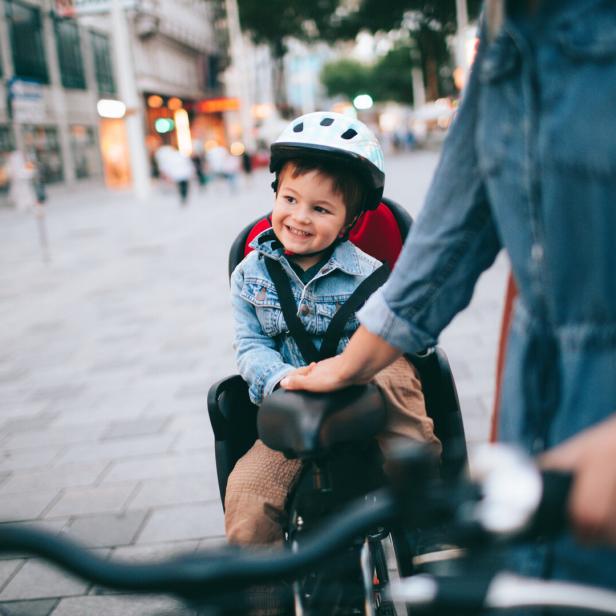 Wie gefährlich ist es, Kinder am Fahrrad mitzunehmen?