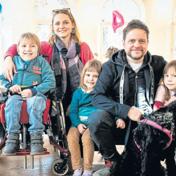 Martina Rötzer mit ihrem Mann und ihren drei Kindern Raffael, Mirabell und Mavie. Seit Kurzem zählt auch Hündin Josie zur Familie.